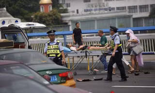 Người bị thương được đưa đi cấp cứu. Ảnh: Shanghaiist