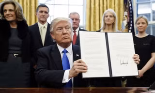 Tổng thống Mỹ Donald Trump kí một sắc lệnh tại Nhà Trắng. Ảnh: AP