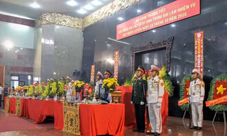 Sáng 21/10 tại nhà tang lễ Bộ Quốc phòng, Đảng ủy, Bộ Tư lệnh Binh đoàn 18 tổ chức lễ tang cho 3 phi công tử nạn trong vụ rơi trực thăng EC-130 ở Vũng Tàu, theo nghi thức quân đội. Ảnh: PLTPHCM