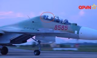 Phi công Khải và cái vẫy tay từ buồng lái Su-30