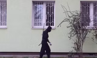 Ninja lang thang gây xôn xao dư luận Ba Lan