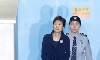 Cựu Tổng thống Park Geun-hye rời tòa để trở về buồng giam sau phiên xét xử kéo dài 3 tiếng. Ảnh: Yonhap