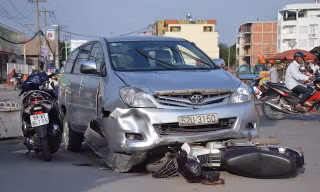 Chiếc xe máy dính chặt vào đầu xe ô tô.