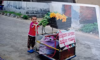 Bị bỏ rơi từ nhỏ, bé gái 8 tuổi đi bán rau để tìm cha mẹ