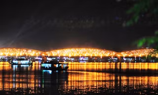 Cầu Trường Tiền bắc ngang sông Hương từng tạo ấn tượng khi cấm xe phục vụ người đi bộ, tổ chức các sự kiện văn hóa dịp lễ hội Festival Huế. Ảnh Ngọc Văn và tư liệu