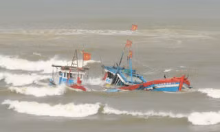 Chìm tàu câu mực chở 36 người, một người chết