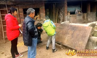 Hàng xóm nhà lão nông Zhangxing tò mò xem tấm bảng gỗ.