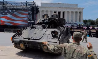 Xe chiến đấu Bradley vào vị trí tại lễ mừng Quốc khánh ở Đài kỉ niệm Lincoln (Washington, Mỹ). Ảnh: Reuters