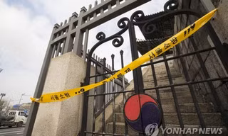 Cổng Dongdaemun bị phong toả sau vụ cháy. Ảnh: Yonhap