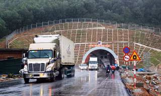 Ngoại trừ các hộ dân bị ảnh hưởng được đề xuất miễn giảm phí, rất nhiều trường hợp lại được hưởng lợi lớn do đi qua hầm Phước Tượng, Phú Gia mà không vướng trạm thu phí. Ảnh: N.Linh