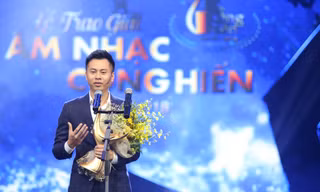Phát biểu tại lễ trao giải Cống Hiến, Dương Cầm cảm ơn cả những “anti-fan” vì đã “gây cản trở” giúp anh tiến bộ- Ảnh: BTC Cống Hiến