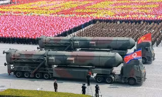 Quân đội Triều Tiên diễu binh tại quảng trường Kim Il-Sung ở thủ đô Bình Nhưỡng ngày 16/4/2017. Ảnh: Yonhap