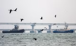 Tàu hải quân Ukraine được kéo qua Eo Kerch. Ảnh: Reuters