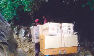 Hàng lậu Trung Quốc vẫn vào nước ta qua các đường mòn, lối mở. Ảnh: Phạm Anh