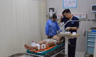 Bệnh nhân đang được điều trị tích cực tại bệnh viện sau khi được nhân viên y tế vào tận đồi chè cấp cứu, xử lý vết thương do tai nạn