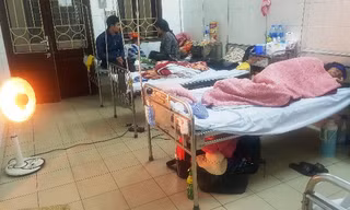 Buồng bệnh tại Bệnh viện Da liễu Trung ương được trang bị đầy đủ quạt sưởi, chăn ấm, buồng bệnh kín đáo tránh gió lùa.