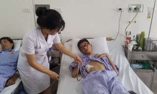 BS theo dõi sức khỏe cho bệnh nhân P.Q.M (16 tuổi) sau ca mổ dị dạng ngực bẩm sinh