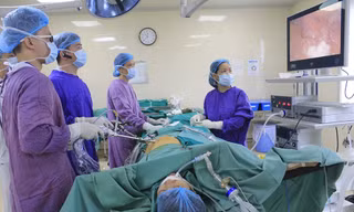 Các BS đang tiến hành gắp xương cá cho bệnh nhân. Ảnh: Bệnh viện cung cấp
