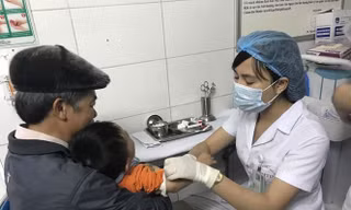 Một trẻ mầm non ở Bắc Ninh được gia đình đưa đến BV Bệnh Nhiệt đới TƯ xét nghiệm xem có bị nhiễm sán lợn hay không. Ảnh: Thái Hà