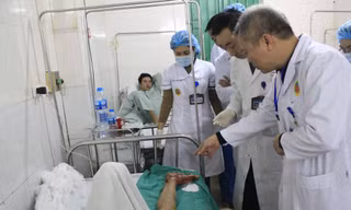 Các BS thăm khâm cho bệnh nhân. Ảnh: BV E cung cấp