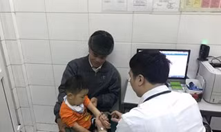Đến chiều 15/3, vẫn còn nhiều trẻ mầm non ở Bắc Ninh được bố mẹ đưa đến BV Nhiệt đới TƯ để làm xét nghiệm xem có nhiễm sán lợn hay không. Ảnh: Thái Hà