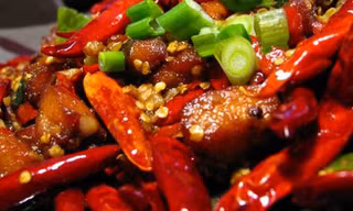 Khi ăn hoặc uống các loại thực phẩm hay thức uống có màu, phân của bệnh nhân sốt xuất huyết có thể bị nhuộm màu tối. Vì thế, chúng ta sẽ khó phân biệt với phân có lẫn máu trong trường hợp người bệnh bị xuất huyết tiêu hóa. Ảnh minh hoạ: Internet