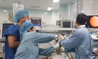 Người phụ nữ sốc đa chấn thương do téc nước rơi vào người đã được các bác sỹ cứu sống. Ảnh: BV cung cấp