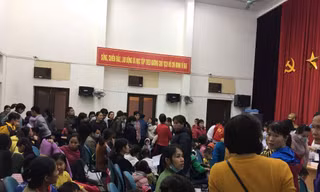 BV Nhiệt đới TƯ huy động cả hội trường để đón tiếp, phát số và làm xét nghiệm cho các bé