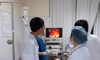Các BS đang thực hiện ca nội soi gắp đinh vít trong dạ dày cho bé D