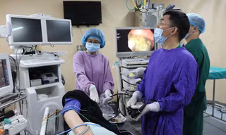 Các bác sỹ đang thực hiện ca nội soi gắp bã thức ăn trong dạ dày bệnh nhân. Ảnh: Bệnh viện cung cấp.