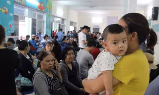 Hàng nghìn người chen lấn, xô đẩy tìm cách có được số thứ tự tiêm vắc xin 6 trong 1 cho con ở Đà Nẵng. Ảnh: Thanh Trần