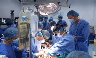 Các BS đang thực hiện ca ghép tạng