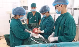 Các bác sỹ thực hiện ca phẫu thuật u xơ tử cung cho bệnh nhân H.