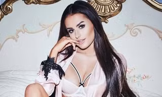 “Sốc nhiệt” với vóc dáng tuyệt vời của Amber Davies trong bộ đồ lót gợi cảm