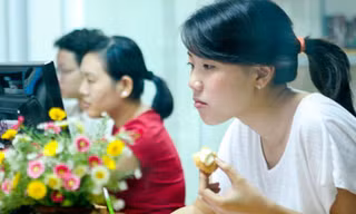 Ăn vặt không có lợi cho răng của bạn. Ảnh minh họa