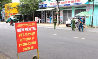 Một điểm kiểm tra vi phạm về phòng chống dịch làm việc ở đường Phan Đình Phùng, phường Tây Sơn