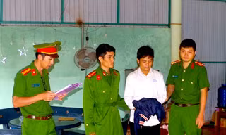 Cán bộ địa chính xộ khám sau khi bị người dân 'bóc phốt' lên mạng 