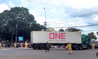 Người đàn ông bị xe đầu kéo cán tử vong ở ngã tư