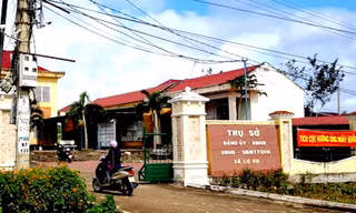 Chủ tịch UBND xã bỏ cơ quan đi... du lịch 