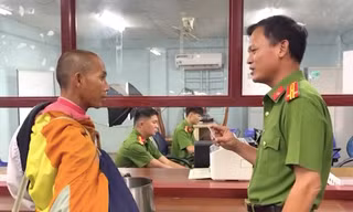 Ông Thích Minh Tuệ nhận căn cước công dân ở Gia Lai