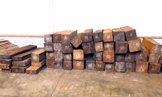 Số gỗ đã được xẻ hộp bị thu giữ, ảnh Đức Đồng
