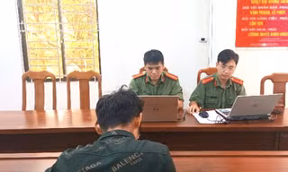 Công an làm việc với quản trị viên nhóm facebook nổi tiếng đăng tin sai sự thật