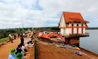 Chuyên gia kiểm tra lỗ thủng trên thân đập thủy lợi ở Gia Lai