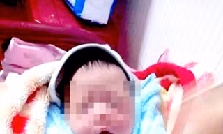 Bé trai sơ sinh bị bỏ rơi trước cổng nhà dân 