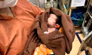 Bé gái sơ sinh cuốn trong tấm chăn bị bỏ rơi trước cửa nhà dân 