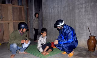Thầy Phạm Tuấn Tùng (SN 1987, dạy môn Toán) đến nhà em Luy (lớp 7) đã bỏ học mấy ngày nay do đau chân.