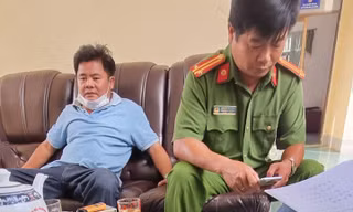 Người áo xanh, một trong ba người đánh nhóm nhà báo bị công an mời làm việc. Ảnh: Công an cung cấp