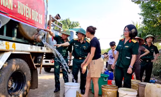Khô hạn khắc nghiệt, bộ đội đưa nhiều xe nước ngọt đến với người dân