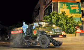 Trước đó, lực lượng bộ đội nhanh chóng vào cuộc phun khử khuẩn ở một số nơi có ca nhiễm tại Gia Lai