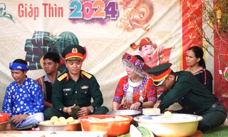 Ấm áp hình ảnh bộ đội cùng người dân vùng biên gói bánh chưng